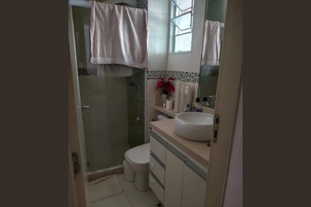 Banheiro de apartamento para alugar com 2 quartos, 65m² em Pavuna, Nilópolis
