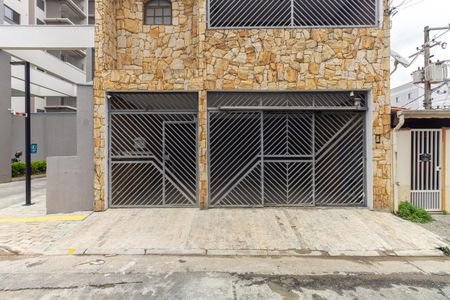 Casa à venda com 330m², 3 quartos e 2 vagas Casa à venda com 330m², 3 quartos e 2 vagasFachada