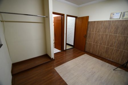 Casa à venda com 250m², 4 quartos e 4 vagasQuarto 4 - Suíte