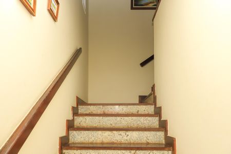 Casa de condomínio para alugar com 600m², 5 quartos e 2 vagasEscada