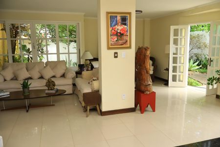 Casa de condomínio para alugar com 600m², 5 quartos e 2 vagasSala