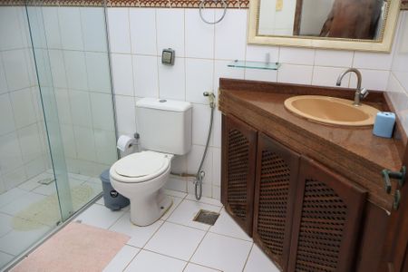 Casa de condomínio para alugar com 600m², 5 quartos e 2 vagasBanheiro da Suíte 2