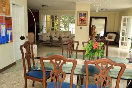 Casa de condomínio para alugar com 600m², 5 quartos e 2 vagasSala