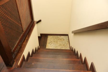 Casa de condomínio para alugar com 600m², 5 quartos e 2 vagasEscada