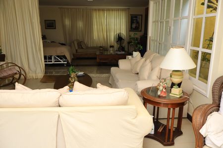 Casa de condomínio para alugar com 600m², 5 quartos e 2 vagasSala