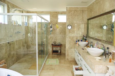 Casa de condomínio para alugar com 600m², 5 quartos e 2 vagasSuíte master