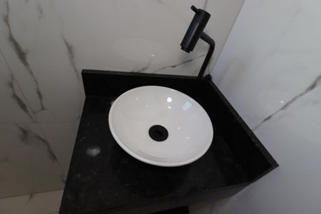 Casa à venda com 66m², 2 quartos e 2 vagasBanheiro da Suíte 1 - Pia