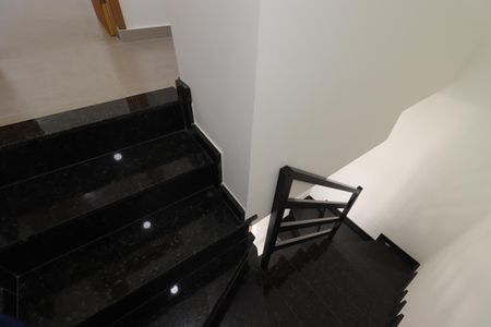 Casa à venda com 66m², 2 quartos e 2 vagasEscada