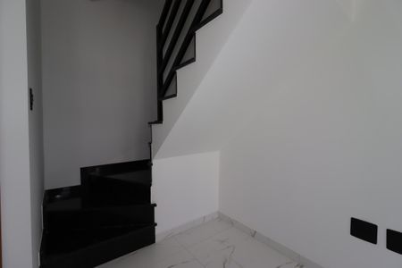 Casa à venda com 66m², 2 quartos e 2 vagasEscada