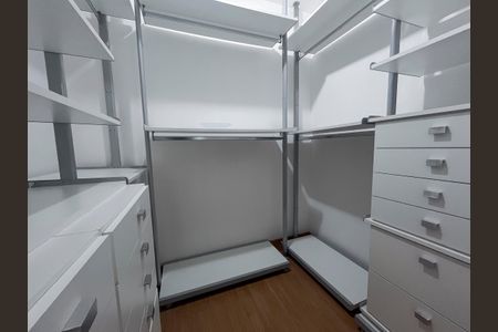 Apartamento para alugar com 120m², 3 quartos e 2 vagas Apartamento para alugar com 120m², 3 quartos e 2 vagasCloset da suíte