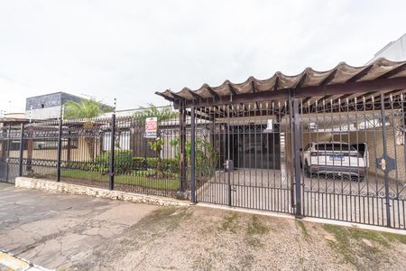 Casa para alugar com 266m², 5 quartos e 5 vagasFachada