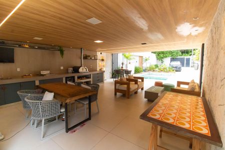 Casa à venda com 300m², 3 quartos e 4 vagas Casa à venda com 300m², 3 quartos e 4 vagasÁrea externa