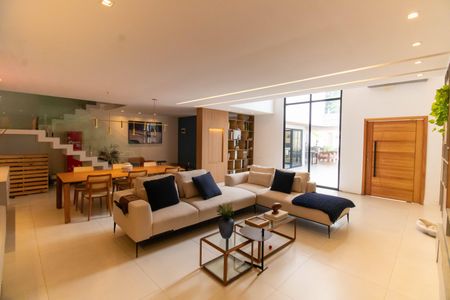 Casa à venda com 300m², 3 quartos e 4 vagas Casa à venda com 300m², 3 quartos e 4 vagasSala