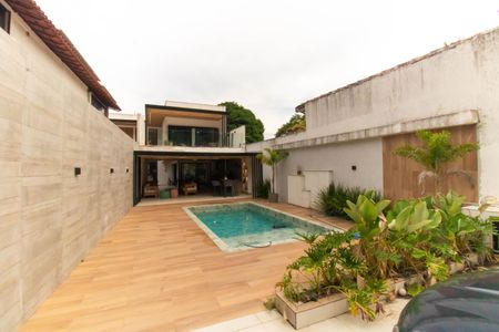 Casa à venda com 300m², 3 quartos e 4 vagas Casa à venda com 300m², 3 quartos e 4 vagasÁrea externa