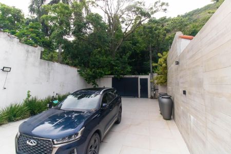 Casa à venda com 300m², 3 quartos e 4 vagas Casa à venda com 300m², 3 quartos e 4 vagasÁrea externa