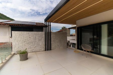 Casa à venda com 300m², 3 quartos e 4 vagas Casa à venda com 300m², 3 quartos e 4 vagasVaranda da Suíte 2