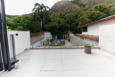 Casa à venda com 300m², 3 quartos e 4 vagas Casa à venda com 300m², 3 quartos e 4 vagasVaranda da Suíte 2