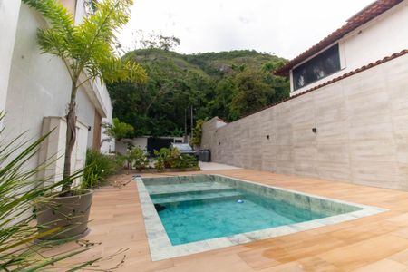 Casa à venda com 300m², 3 quartos e 4 vagas Casa à venda com 300m², 3 quartos e 4 vagasÁrea externa