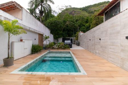 Casa à venda com 300m², 3 quartos e 4 vagas Casa à venda com 300m², 3 quartos e 4 vagasÁrea externa