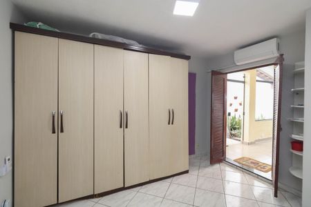 Casa à venda com 225m², 3 quartos e 2 vagasSuíte