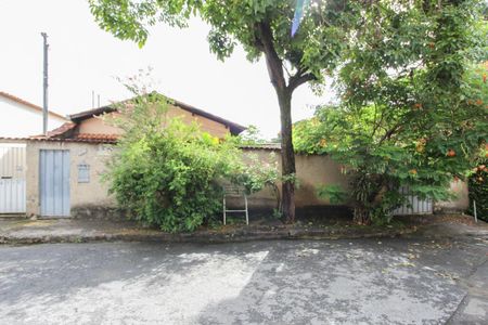 Casa à venda com 446m², 3 quartos e 4 vagas Casa à venda com 446m², 3 quartos e 4 vagasFachada