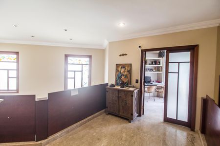 Casa de condomínio à venda com 521m², 4 quartos e 3 vagas Casa de condomínio à venda com 521m², 4 quartos e 3 vagasCorredor