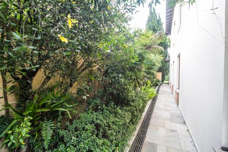 Casa de condomínio à venda com 521m², 4 quartos e 3 vagas Casa de condomínio à venda com 521m², 4 quartos e 3 vagasCorredor