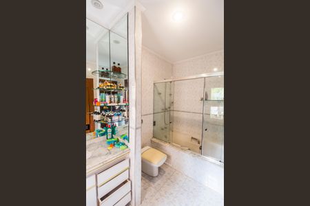 Casa de condomínio à venda com 521m², 4 quartos e 3 vagas Casa de condomínio à venda com 521m², 4 quartos e 3 vagasBanheiro da Suíte