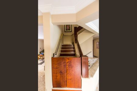 Casa de condomínio à venda com 521m², 4 quartos e 3 vagas Casa de condomínio à venda com 521m², 4 quartos e 3 vagasEscada