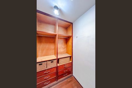 Casa à venda com 240m², 3 quartos e 3 vagasCloset da suíte