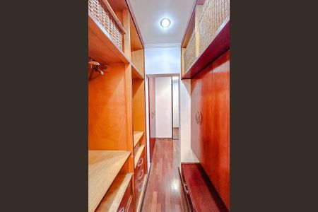 Casa à venda com 240m², 3 quartos e 3 vagasCloset da suíte