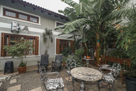 Casa à venda com 226m², 3 quartos e 3 vagasFundos