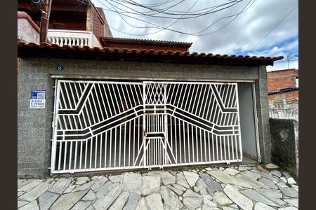 Casa à venda com 300m², 3 quartos e 2 vagasPlaca instalada na fachada do imóvel 