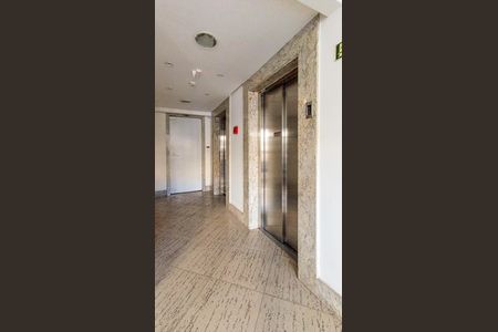 Elevadores  de apartamento à venda com 2 quartos, 60m² em Azenha, Porto Alegre