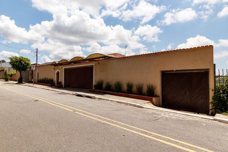 Casa para alugar com 400m², 5 quartos e 3 vagasFachada