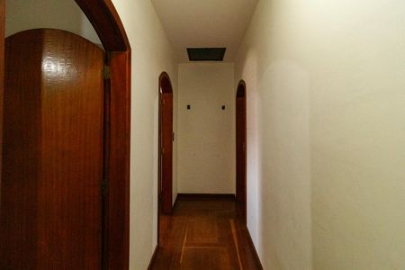 Casa para alugar com 400m², 5 quartos e 3 vagasCorredor dos quartos