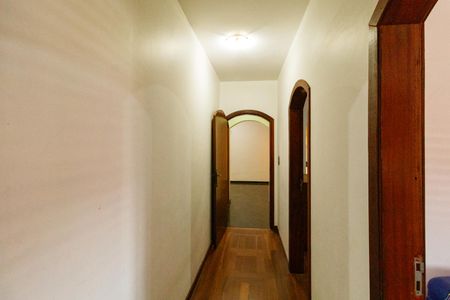 Casa para alugar com 400m², 5 quartos e 3 vagasCorredor dos quartos