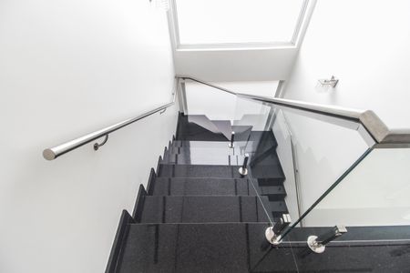 Casa de condomínio à venda com 368m², 3 quartos e 6 vagasEscada