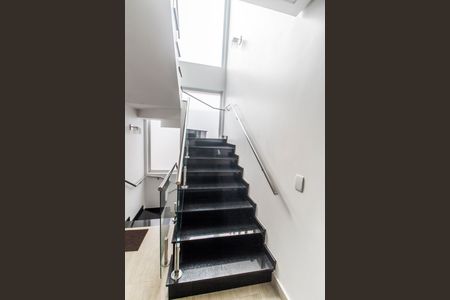 Casa de condomínio à venda com 368m², 3 quartos e 6 vagasEscada