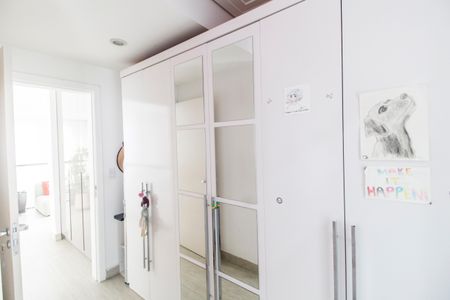 Casa de condomínio à venda com 368m², 3 quartos e 6 vagasCloset da suíte