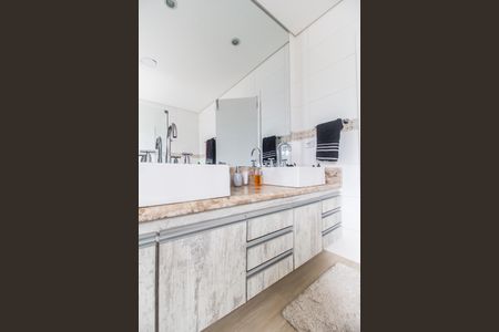 Casa de condomínio à venda com 368m², 3 quartos e 6 vagasBanheiro da Suíte