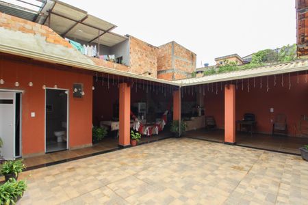 Casa à venda com 360m², 4 quartos e 2 vagas Casa à venda com 360m², 4 quartos e 2 vagasQuintal