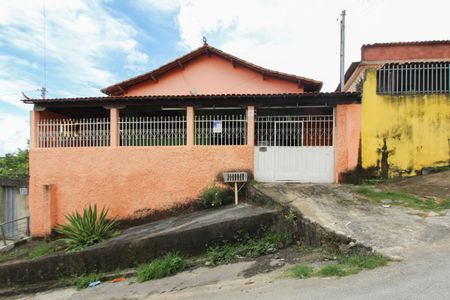 Casa à venda com 360m², 4 quartos e 2 vagas Casa à venda com 360m², 4 quartos e 2 vagasFachada