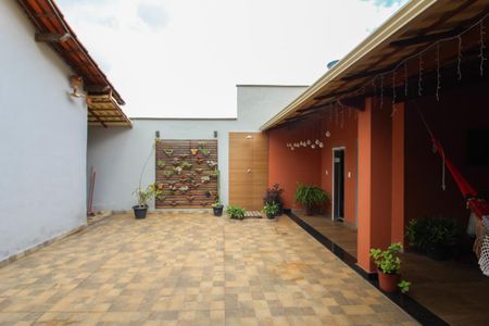 Casa à venda com 360m², 4 quartos e 2 vagas Casa à venda com 360m², 4 quartos e 2 vagasQuintal