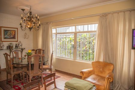 Casa à venda com 160m², 5 quartos e 2 vagas Casa à venda com 160m², 5 quartos e 2 vagasSala