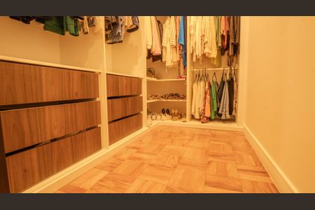 Apartamento à venda com 189m², 3 quartos e 2 vagas Apartamento à venda com 189m², 3 quartos e 2 vagasCloset