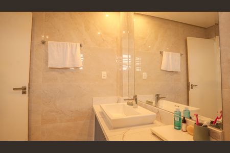Apartamento à venda com 189m², 3 quartos e 2 vagas Apartamento à venda com 189m², 3 quartos e 2 vagasBanheiro da Suíte