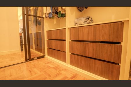 Apartamento à venda com 189m², 3 quartos e 2 vagas Apartamento à venda com 189m², 3 quartos e 2 vagasCloset