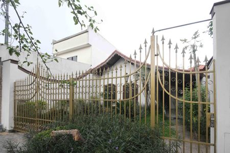 Casa para alugar com 215m², 2 quartos e 3 vagas Casa para alugar com 215m², 2 quartos e 3 vagasFachada