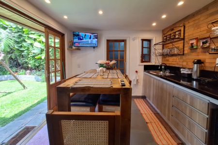 Casa à venda com 420m², 4 quartos e 4 vagas Casa à venda com 420m², 4 quartos e 4 vagasCopa